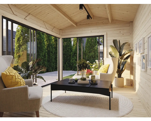Helles Wohnzimmer mit Holzverkleidung, Sesseln, Sofa, Tisch und großen Fenstern