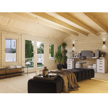Innenansicht eines Holzhauses mit Fenstern, Türen, Möbeln und einem Schreibtisch