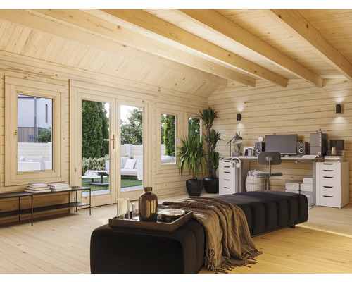 Innenansicht eines Holzhauses mit Fenstern, Tür, Büromöbeln und Wohnaccessoires