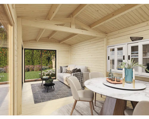 Innenansicht eines Holzhauses mit Möbeln, Sofa, Tisch und Gartenblick