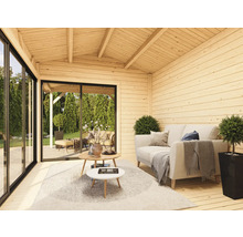 Heller Gartenpavillon aus Holz mit Sofa, Tisch und großzügiger Fensterfront
