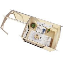 Dachkonstruktion eines hellen Gartenhauses mit Fenstern, Sofas und Tischen