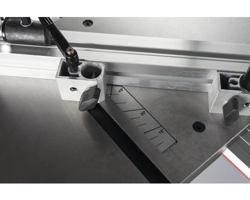 Detailansicht einer Gehrungssäge mit Winkelskala