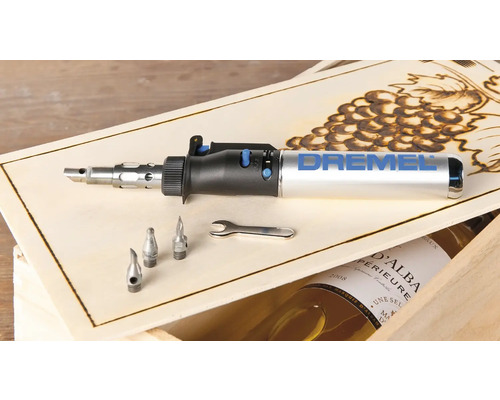 Dremel VersaFlame mit Aufsätzen und Schraubenschlüssel in einer Holzkiste