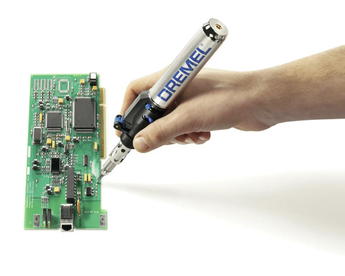 Eine Hand lötet mit einem Dremel Lötkolben eine Platine.