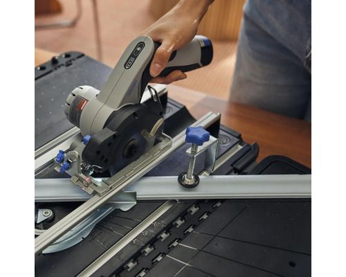 Dremel Mini-Kreissäge mit Führungsschiene in der Hand