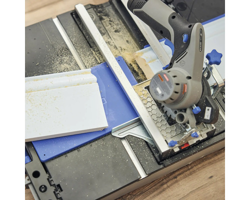 Gehrungssäge schneidet ein Werkstück.