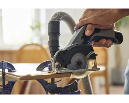 Akku-Handkreissäge im Einsatz zum Schneiden eines Holzstücks