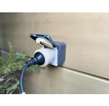 Elektroauto Ladestation mit angeschlossenem Stecker an einer Wand
