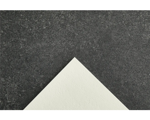 Nahaufnahme einer weißen Fliese auf einer grauen Oberfläche. Geeignet für Bauprojekte bei Hornbach.