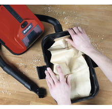 Einhell Logo. Detailansicht eines Staubsaugers mit eingesetztem Staubbeutel.