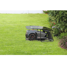 Mähroboter mit Ladestation auf Rasenfläche