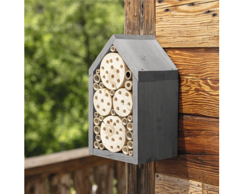 Insektenhotel aus Holz mit verschiedenen Füllmaterialien zur Förderung der Artenvielfalt
