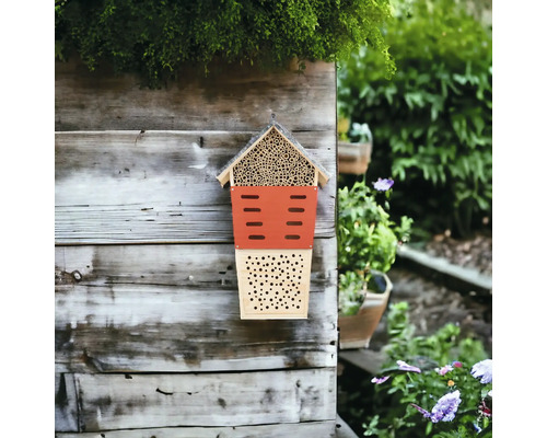 Insektenhotel an einer Holzwand im Garten