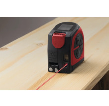 Laser-Entfernungsmesser auf einem Holzbrett