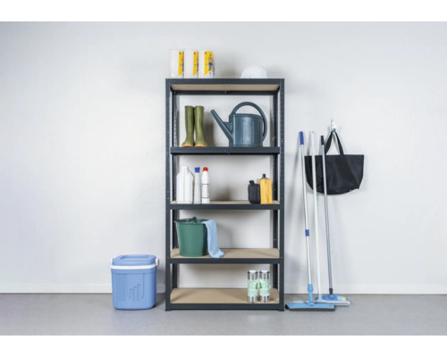 Regal mit Gartenzubehör wie Gießkanne, Gummistiefel und Reinigungsmittel