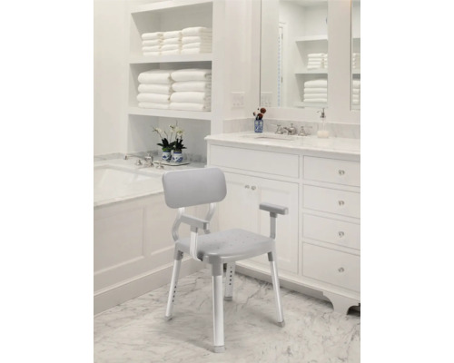 Duschstuhl mit Rückenlehne und Armlehnen in einem hellen Badezimmer