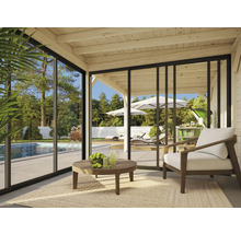 Helle Veranda mit Terrassenmöbeln, Blick auf einen Pool und Garten durch Glasschiebetüren.