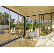 Helles Wohnzimmer mit Blick auf einen Garten mit Pool und Terrasse