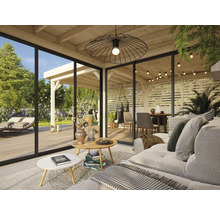 Wohnbereich mit Sitzgruppe, Tisch und Blick in den Garten mit Gartenhaus