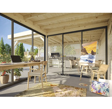 Helles Zimmer mit Holzdecke, Schreibtisch, Stuhl, Staffelei und Blick in den Garten mit Grillplatz