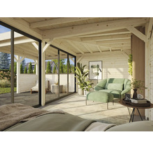 Innenansicht eines hellen Holzhauses mit Möbeln und Blick auf den Garten durch eine Glasfront