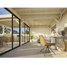 Helles Gartenhaus mit Holzverkleidung, großen Glasschiebetüren und Büroeinrichtung