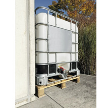 Wassertank mit Gitterbox auf Palette