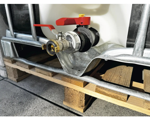 IBC Container mit Auslaufhahn und GEKA Kupplung auf Palette
