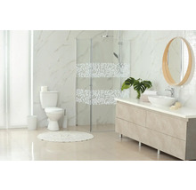 Helles Badezimmer mit Dusche, Toilette, Waschtisch und Spiegel