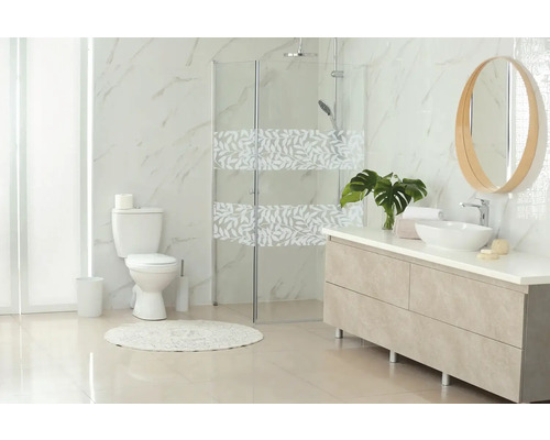 Helles Badezimmer mit Dusche, Toilette, Waschtisch und Spiegel