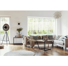 Wohnzimmer mit Sofa, Kissen, Couchtisch, Stehlampe und Fenster