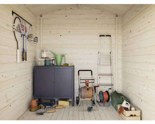Aufgeräumter Geräteschuppen mit Schrank, Gartengeräten, Schlauchwagen und Leiter
