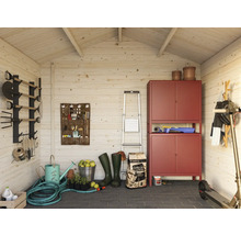 Organisierte Gartenlaube mit Werkzeugen, Gartenschrank, Leiter und Elektro-Roller.