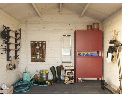 Innenansicht eines Gartenhauses mit Gartengeräten, Schrank, Leiter und anderen Gegenständen