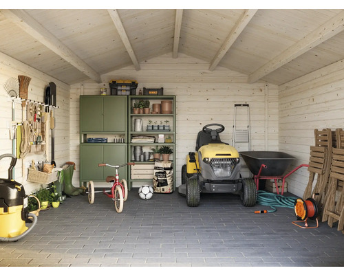 Geräumiges Gartenhaus mit Rasentraktor, Werkzeugen und Gartenzubehör für die Aufbewahrung