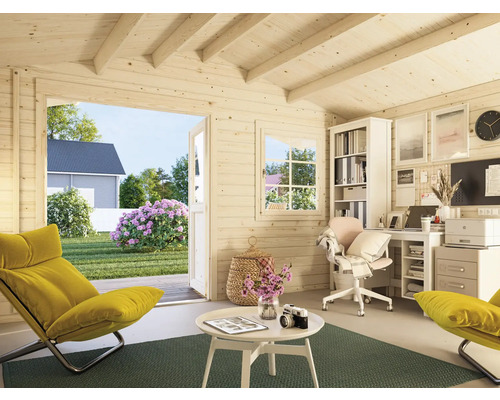Helles Arbeitszimmer in einem Gartenhaus mit Schreibtisch, Stuhl, Regalen und Sesseln