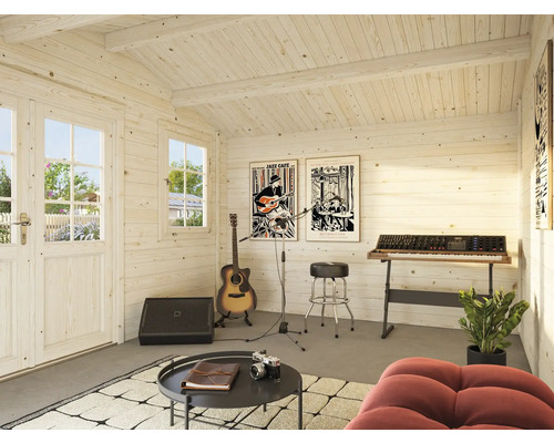 Innenansicht eines hellen Gartenhauses mit Musikinstrumenten und Möbeln, das als Musikzimmer dient