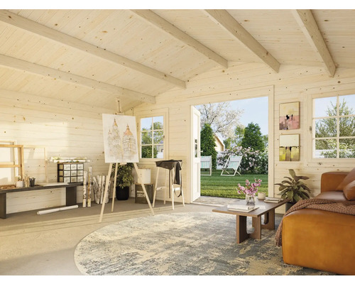 Helles Gartenhaus mit Staffelei, Sofa und Gartenzugang