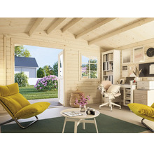 Helles Holzhäuschen Interieur mit Büroecke, Lesesessel und Blick in den Garten