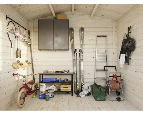 Ein aufgeräumter Geräteschuppen mit Regalen, Sportgeräten, Werkzeugen und Gartenzubehör.