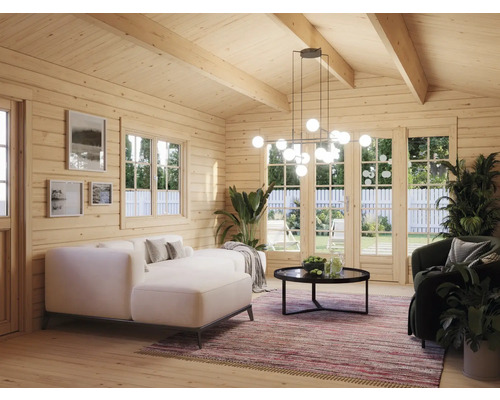 Helles Wohnzimmer mit Holzvertäfelung, Sofa, Sesseln, Teppich und Beleuchtung