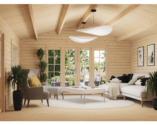 Helles Wohnzimmer mit Holzvertäfelung, Sofa, Sessel und Beleuchtung