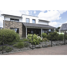 Haus mit Doppelstabmattenzaun und Garten