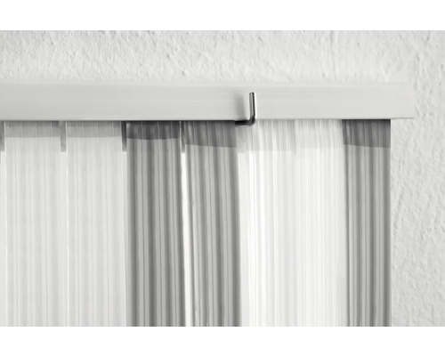 Gardinenschiene mit Stoffbahnen