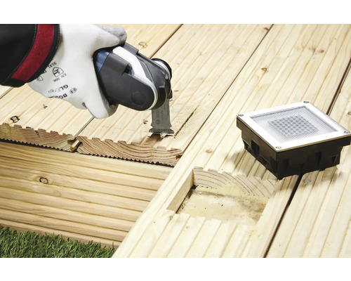 Verlegung einer Holzterrasse mit Multitool und Terrassenstrahler