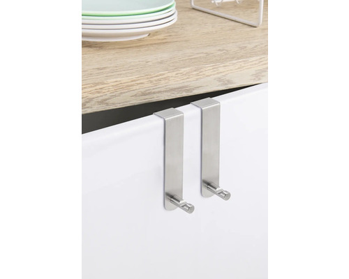 Zwei Edelstahl-Türhaken an einer Schranktür