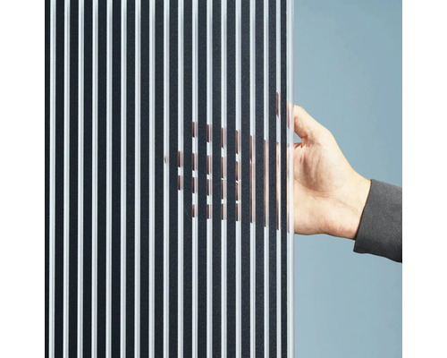 Dekorplatte mit Streifenmuster und Hand