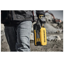 Eine Person hält einen DeWalt Power Shift Akku.