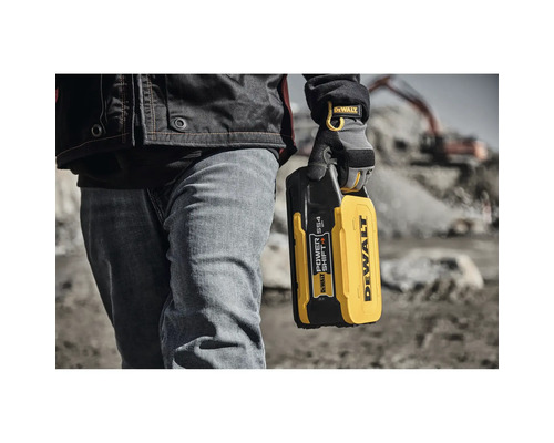Eine Person hält einen DeWalt Power Shift Akku.